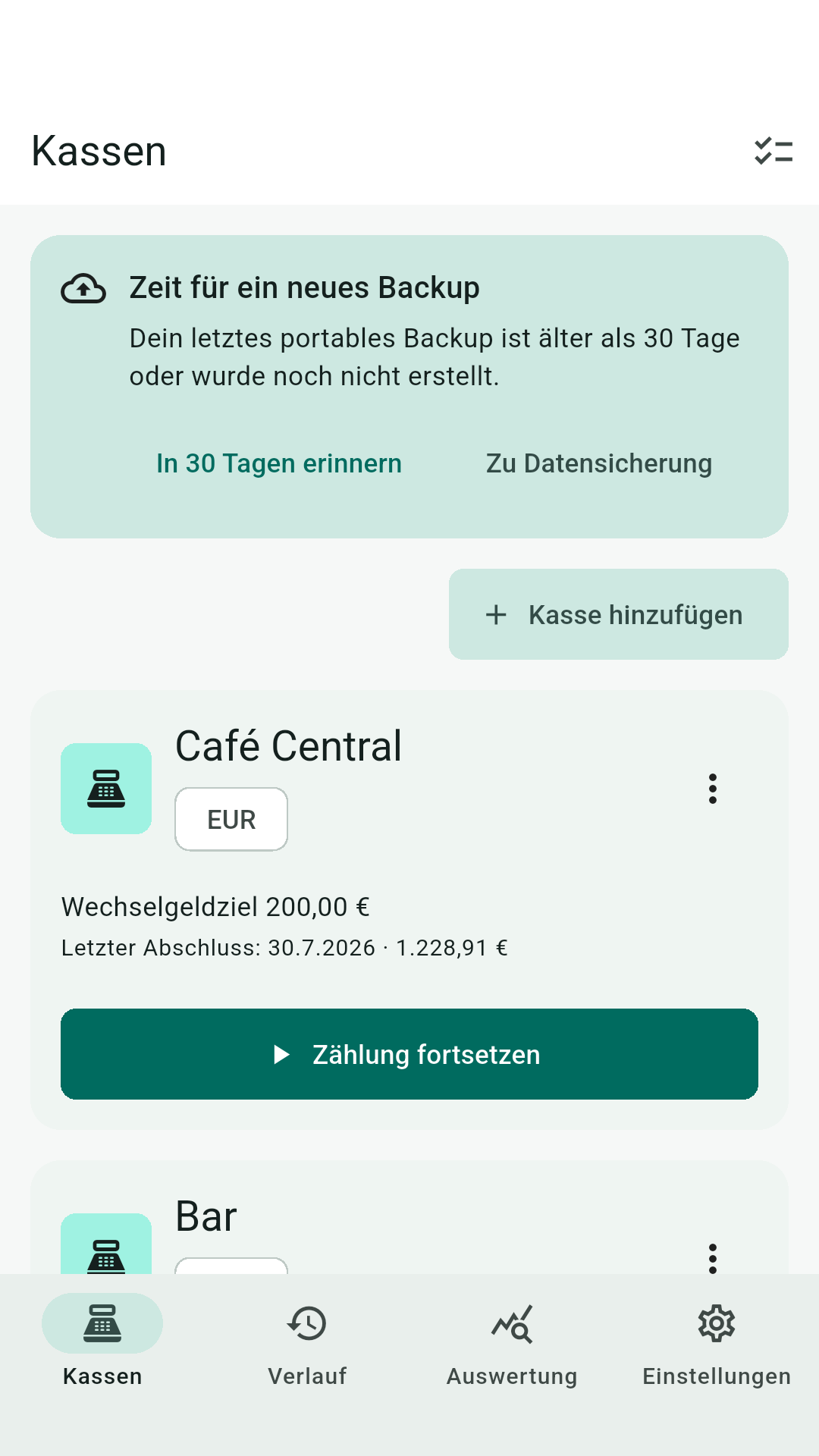 Kassen-Übersicht in Kassento mit Backup-Erinnerung, der Kasse Café Central samt Wechselgeldziel und fortsetzbarer Zählung sowie einer weiteren Kasse.